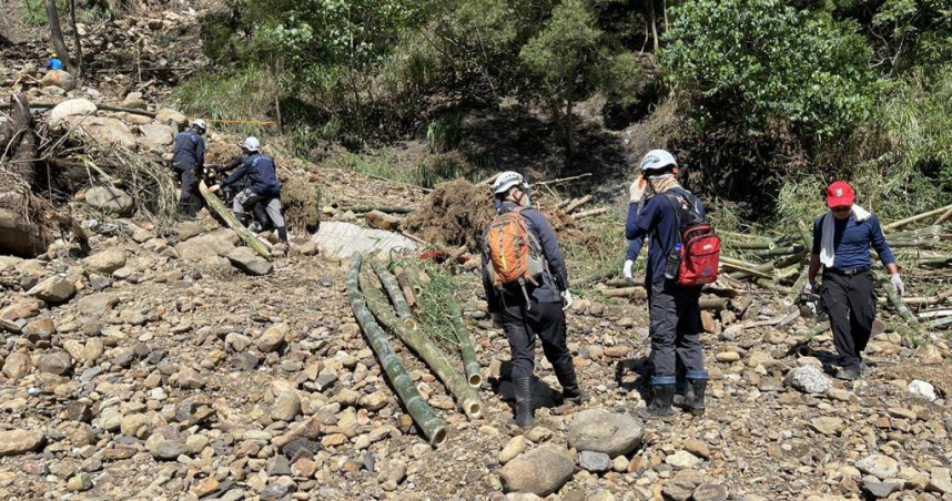 搜救人員在事故地點下方河床陸續尋獲多具遺骸，包括腳掌、髖骨，以及一塊小型屍塊，並在附近發現5件衣物，研判與失聯者有關，將進一步進行DNA鑑定確認身分。（圖／高雄市消防隊提供）