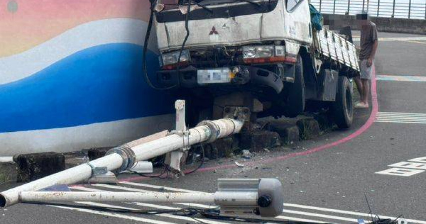 基隆醉貨車衝撞路阻路燈。（圖／翻攝畫面）
