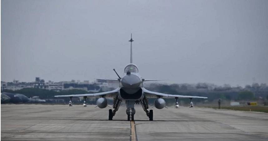 國軍過去24小時偵獲共機21架次，持續在台海周邊活動。（示意圖／翻攝自微博／東部戰區）