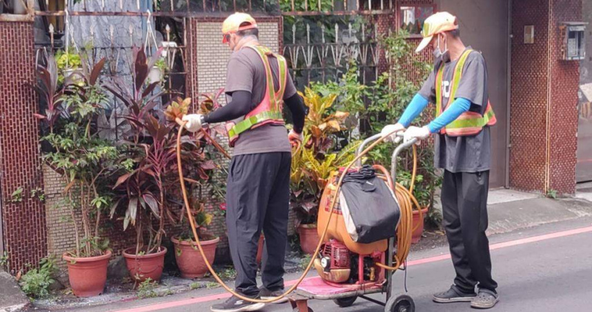 高雄鼓山區登革熱群聚案警戒中，市府跨局處團隊周末持續在警戒區內做防疫工作。（圖／衛生局提供）