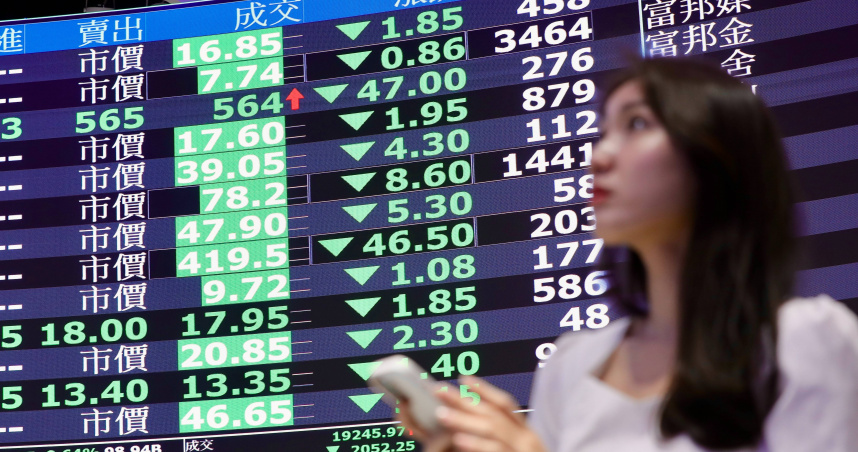 台股1日來回震盪，現來到24,232.58點。（示意圖／黃耀徵攝）