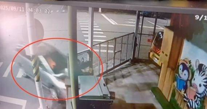 仁武休旅車凌晨狂飆自撞幼兒園釀1死2傷。（圖 ／翻攝畫面）
