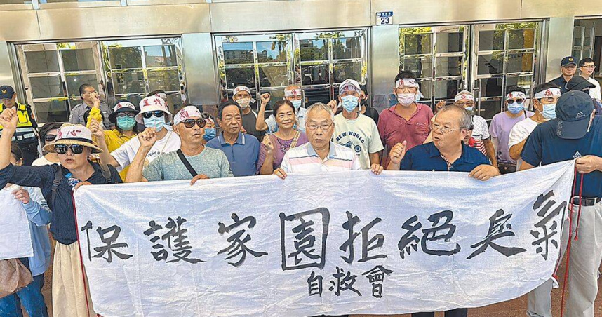 花蓮縣吉安鄉光華村民不滿村內垃圾掩埋場火警爆發至今無人道歉、負責，15日到縣議會抗議，要求凍結縣府環保局廢棄物處理明年預算。（圖／中國時報羅亦晽攝）