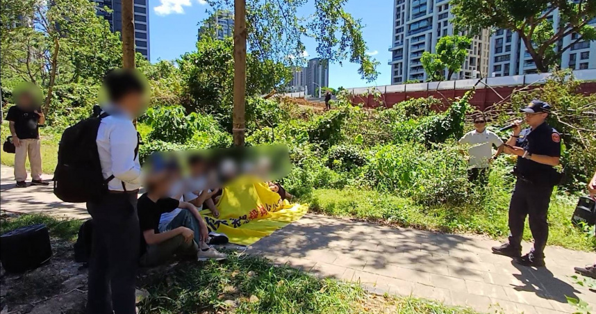 公七公園自救會成員17日上午翻牆進入工地抗議，遭警方強制帶離移送。（圖／翻攝畫面）