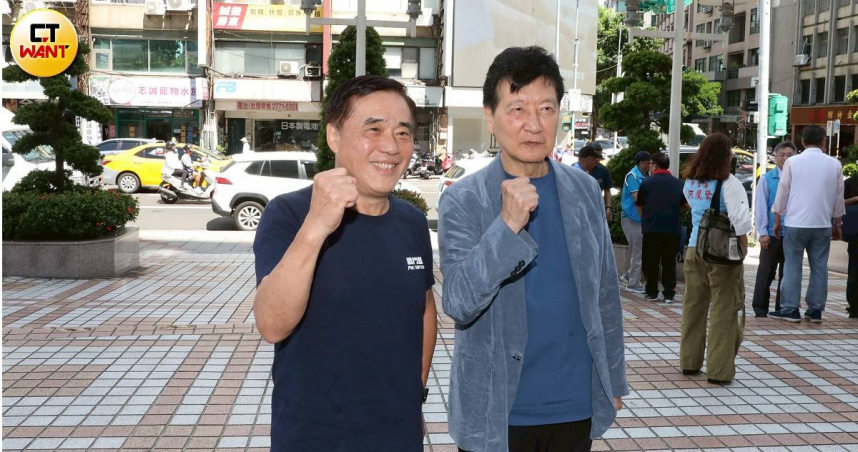 國民黨主席參選人郝龍斌（左）由趙少康陪同領表（圖／劉耿豪攝）