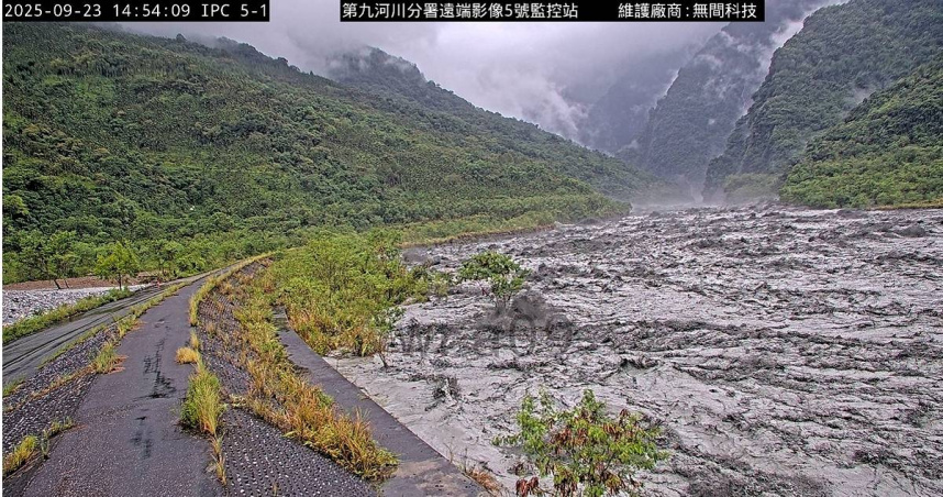 花蓮縣馬太鞍溪堰塞湖壩頂溢流。（圖／翻攝自NCDR WATCH - 馬太鞍溪堰塞湖監測）