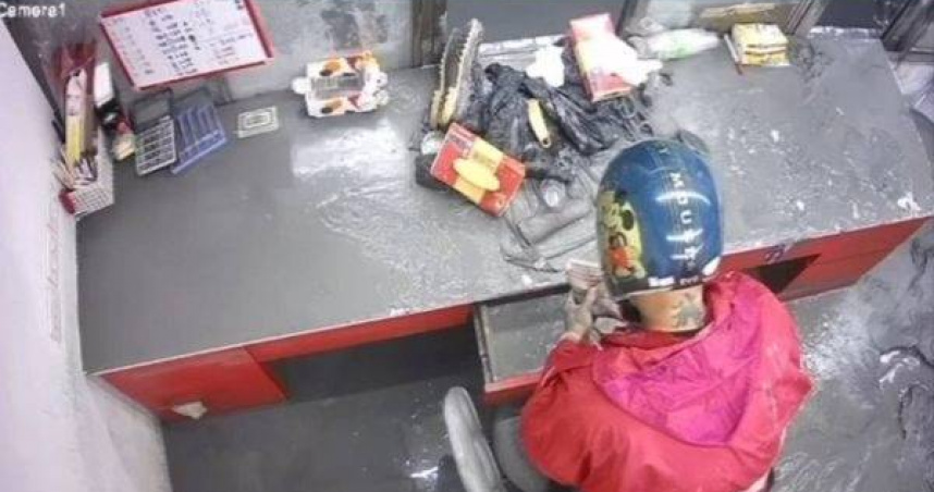 光復堰塞湖水災夜，驚傳檳榔攤凌晨遭竊警鎖定嫌犯。（圖 ／翻攝畫面）