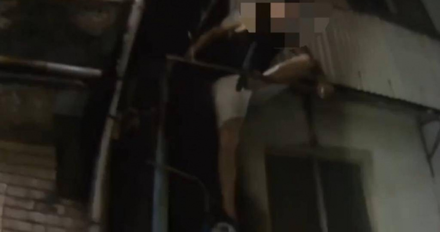 新北市三重區一名女網友在社群抱怨，出國到美旅遊，租賃的住所卻被蔡姓竊賊闖入「寄生上流」。新北地檢署表示，複訊後認為該名被告有反覆實施竊盜罪之虞，向新北院聲請收押不禁見裁准。（圖／翻攝畫面）