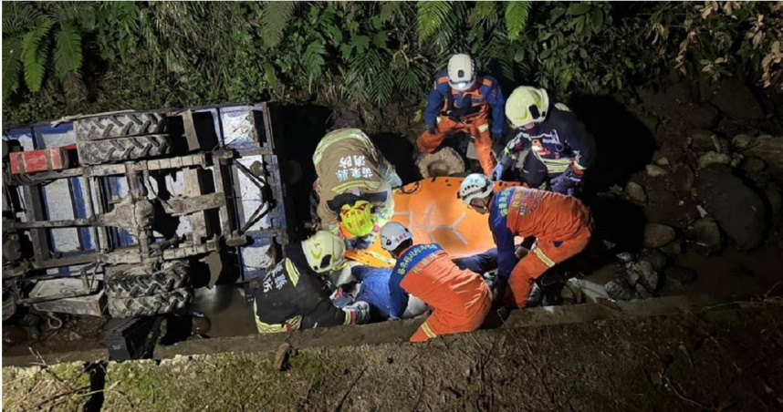 苗栗果園驚傳意外，52歲男遭農用搬運車壓亡。（圖 ／翻攝畫面）