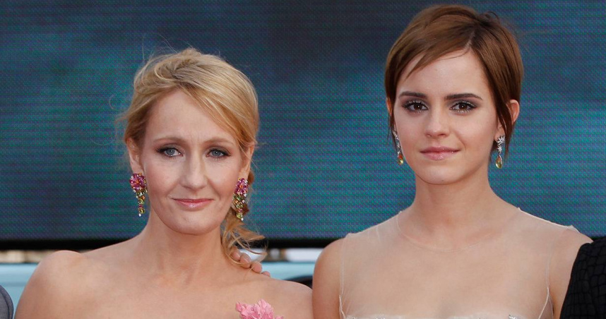 2011年7月，英國作家JK羅琳（JK Rowling，左）與艾瑪華森（Emma Watson）在英國《哈利波特：死神的聖物Ⅱ》首映會上合照。（圖／達志／美聯社）
