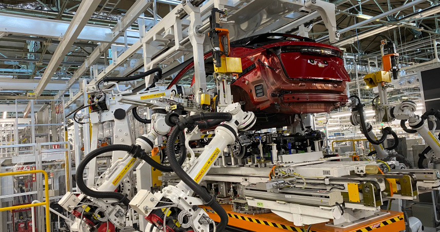 特斯拉工廠傳出機器手臂疑似失控擊傷技師，當事人提告求償5,100萬美元。（示意圖／達志／美聯社）