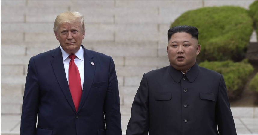 美國總統川普（左）與北韓領導人金正恩（右）。圖為2019年6月的川金會。（圖／達志／美聯社）