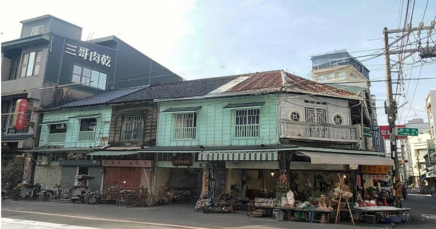 來到嘉義市，別行色匆匆，慢慢走逛巷弄，堅固的百年日式木造房舍俯拾皆是。（圖／高靜玉攝）