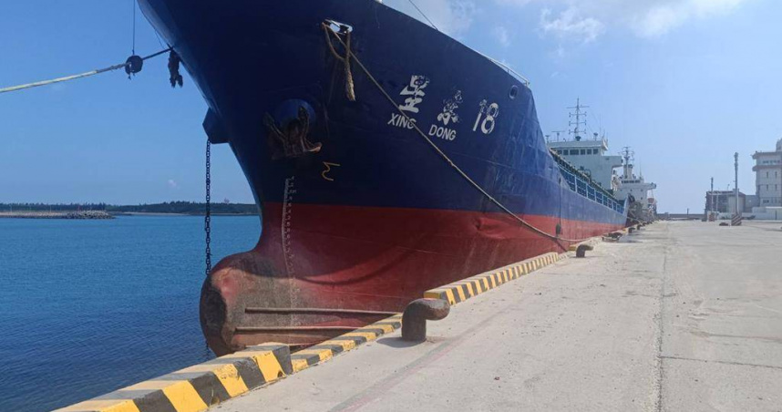 2025年10月6日澎湖縣／大陸星東18號砂石船1日由福建載運砂石抵達澎湖尖山碼頭卸貨，但洪姓輪機長卻任意下船騎車，導致砂石船船員人數不足無法開船，6日還泊停在尖山碼頭。（圖／中國時報許逸民攝）