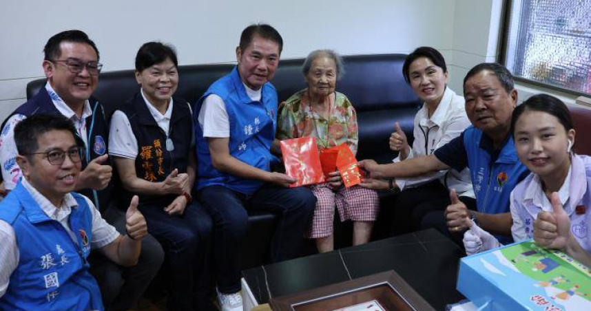 苗栗縣長鍾東錦今（7）日到頭份市慰訪6位老寶貝，除致贈人瑞敬老禮金、禮盒外，也轉贈總統府滿百人瑞敬老狀及衛生福利部金鎖片，祝賀老寶貝們在期頤之年，能福壽安康，平安喜樂。（圖／取自苗栗縣政府網站）