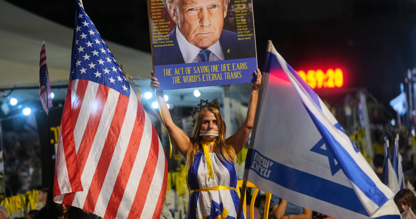 以色列特拉維夫人質廣場舉行的聲援被哈瑪斯綁架人質的集會上，人群中隨處可見美國總統川普的標語與國旗。（圖／達志／美聯社）