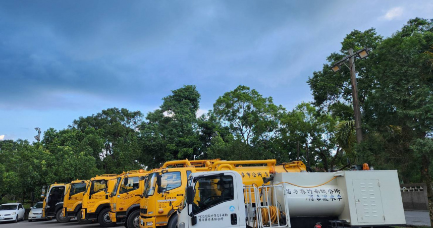 苗栗縣環保局表示，因應現場水溝充滿大量泥土清淤不易，及清溝車具可迅速抽排積水與側溝淤泥功能，因此，本次特別調派清溝車及消毒灑水車前往協助清理作業，期能大幅提升清運效率，加速環境復原。（圖／取自苗栗縣府網站）