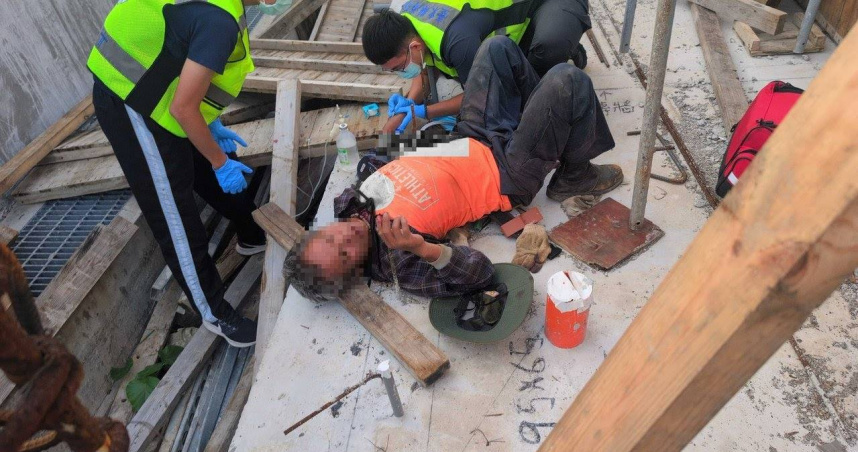 台東縣蘭嶼鄉椰油村一處工地21日發生一起工安事故，一名工人背部遭鋼筋穿過。（圖／翻攝畫面）