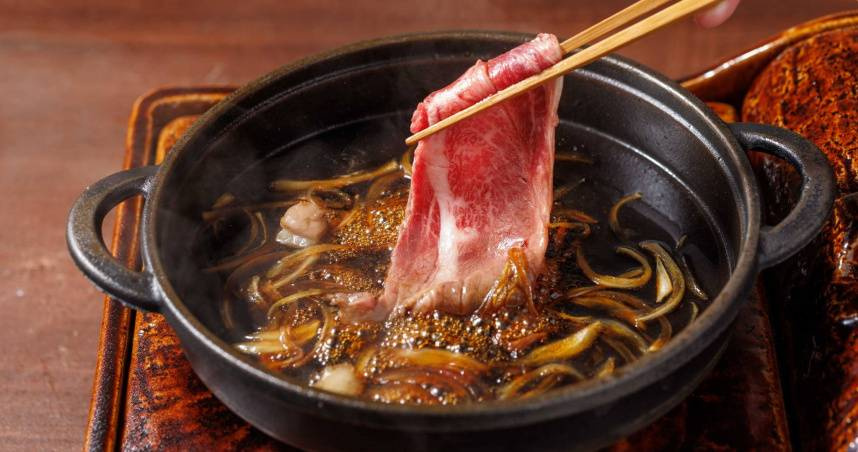 台北新光三越南西店「牛喜壽喜燒」近日爆疑似食物中毒事件。（圖／翻攝自臉書／牛喜 壽喜燒水炊鍋）