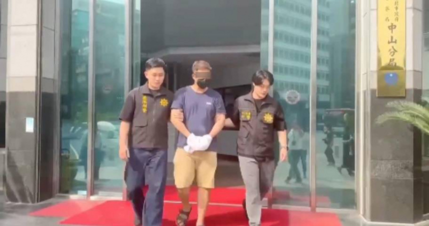 太陽聯盟成員41歲的王姓男子今年試圖在手機殼夾層內夾藏海洛因被捕。（圖／翻攝畫面）