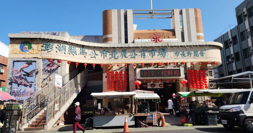 馬公市公所29日傍晚宣布，針對澎湖最大的北辰及文澳兩大公有市場的豬肉攤商，全面實施一個月攤位使用費減免措施。（圖／中時記者許逸民攝）