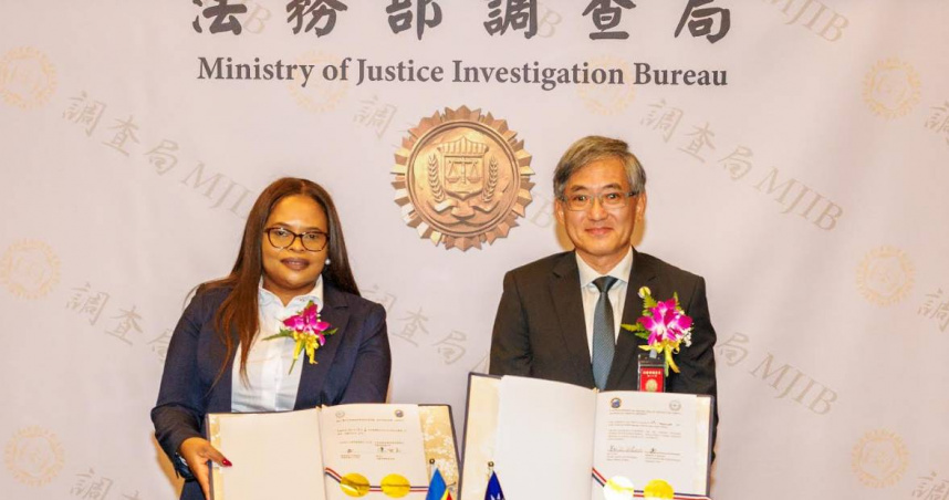 史瓦帝尼金融情報中心局長Matsebul與調查局長陳白立簽署合作協定。（圖／翻攝畫面）