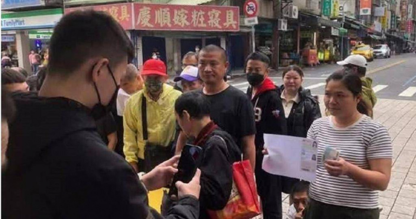 北市萬華區龍山寺前傳出，民眾提供雙證件就可獲得1000元現金。（圖／民眾提供）