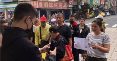 北市萬華區龍山寺前傳出，民眾提供雙證件就可獲得1000元現金。（圖／民眾提供）