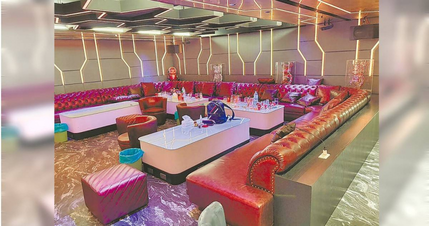 檢警偵辦南部洗錢水房案件發現，劉男在高雄市區購入商辦大樓的兩層樓，一層做為水房機房，一層被改裝成私人招待所，內含豪華KTV包廂，用來招待親友與水房成員。（圖／雄檢提供）