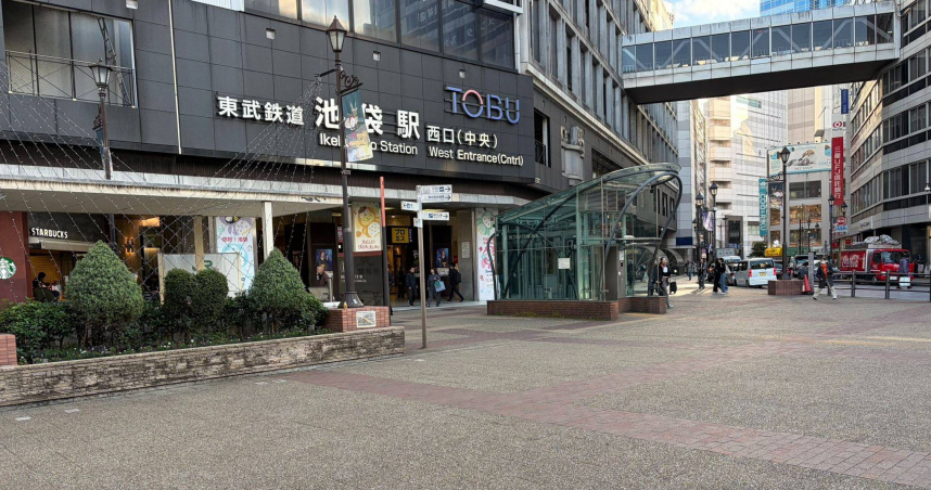 有網友發現池袋站西口前的廣場遊客少很多。（圖／翻攝自X／@WpQ4k）