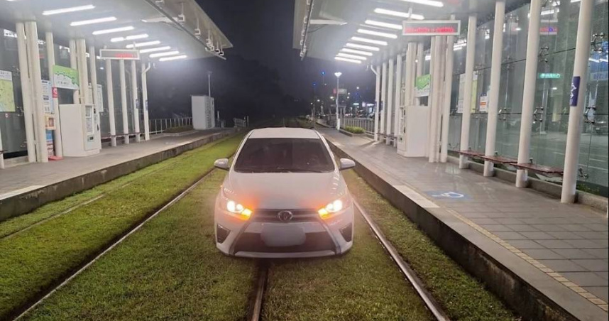今（1）日晚間高雄一名駕駛誤闖輕軌車站，轎車卡在軌道區，導致8班次列車延誤，不少乘客被迫改以接駁方式續行。（圖／翻攝畫面）