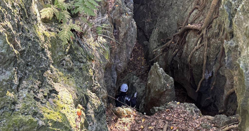 高雄警消入山搜尋失聯17天的鄧姓男子，呼籲山友若掌握線索請盡速通報警方。（圖／翻攝畫面）