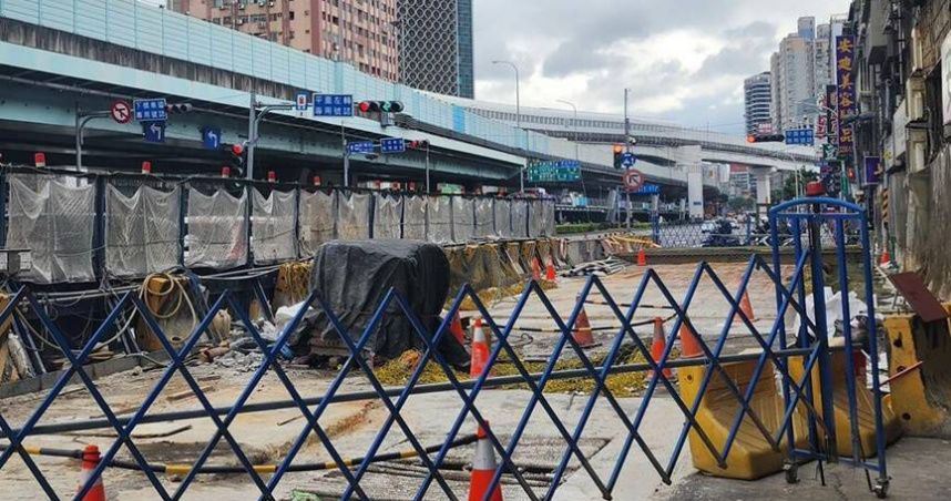 新北市板橋區新埔民生捷運站外頭車流交織險象環生，原定2026年底會完工的地下穿越道又因施工問題橫生幾乎確定「跳票」。（圖／翻攝自新北市議員石一佑臉書）