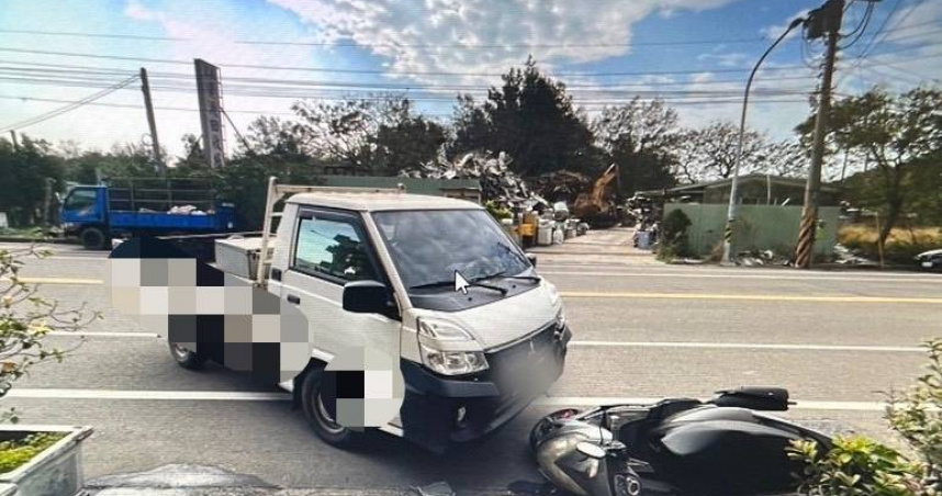 苗栗縣後龍鎮勝利路9日下午發生死亡車禍，64歲朱姓騎士疑閃避跨越雙黃線休旅車，撞上倒退小貨車，送醫後不治。（圖／翻攝畫面）