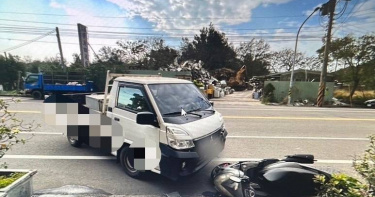 苗栗縣後龍鎮勝利路9日下午發生死亡車禍，64歲朱姓騎士疑閃避跨越雙黃線休旅車，撞上倒退小貨車，送醫後不治。（圖／翻攝畫面）