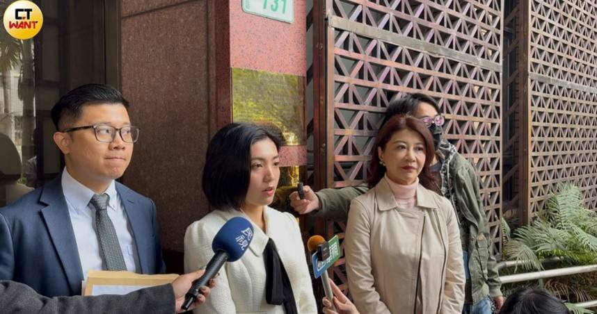 台北市大安文市議員擬參選人劉品妡（中）駁斥鉅款「買位置」指控。（圖／翁靖祐攝）