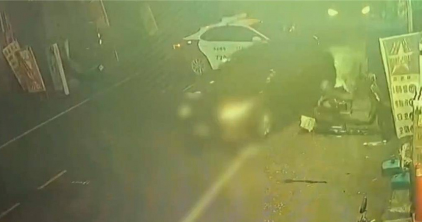 六條通緝犯內埔逆向衝警車，警開7槍仍逃逸全力圍捕中。（翻攝畫面）