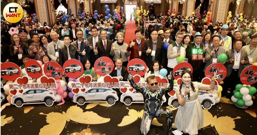 「送愛心到人間」活動至今已舉辦第27年，每年邀請弱勢孩童家庭、社福志工齊圍爐，吸引超過百家中台灣企業贊助共襄盛舉。（圖／方萬民攝）