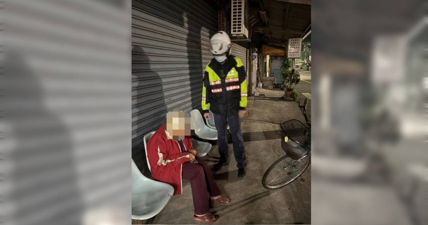 屏東縣萬巒鄉警方日前執行巡邏勤務時，發現1名年逾8旬的阿嬤深夜單獨坐在路旁座椅。（圖／翻攝畫面）