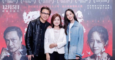 張鈞甯的媽媽鄭如晴（中）曾力挺女兒和女兒導演男友柯汶利的作品《默殺》還大方同框。（圖／just film提供）