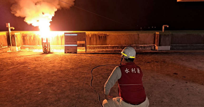 水利署夜間施放焰劑進行人工增雨。（圖／水利署提供）