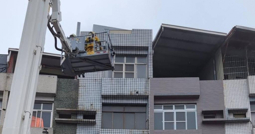 高雄三民區大昌二路一處公寓4日中午發生火警，消防人員到場灌救，約30分鐘內撲滅火勢。（圖／翻攝畫面）