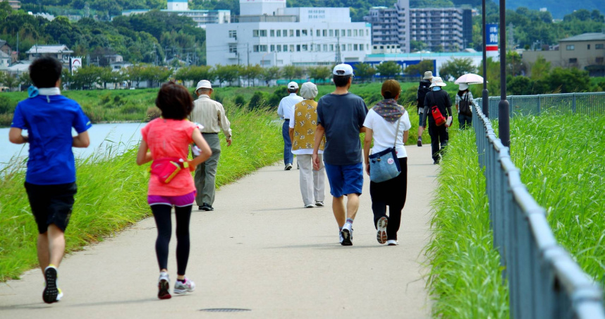 邱世昕建議，如果只將走路當成唯一的運動，難以刺激到因身體老化而流失的關鍵肌群，建議搭配「阻力訓練」並補充蛋白質，才能保護關節。（示意圖／photoAC）