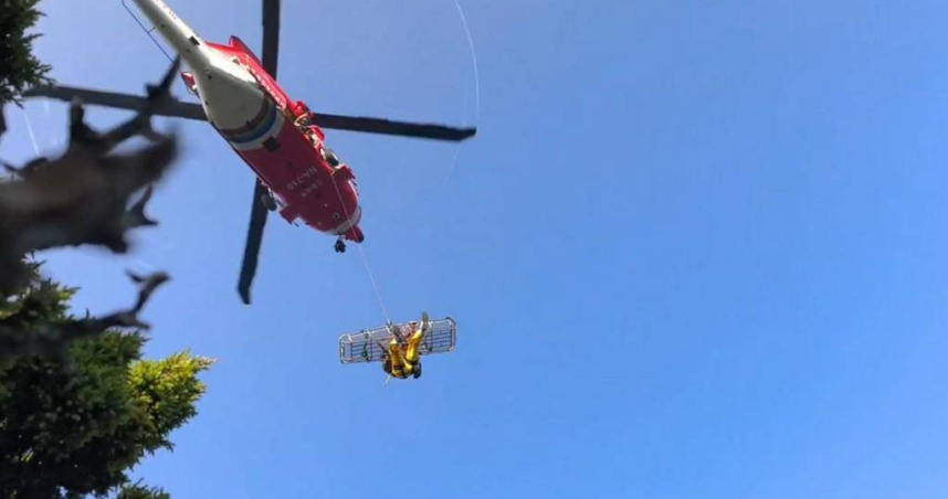 高雄桃源區南橫關山發生登山意外，63歲男子攻頂後返程倒地身亡，空勤總隊21日清晨吊掛遺體下山。（圖／翻攝畫面）