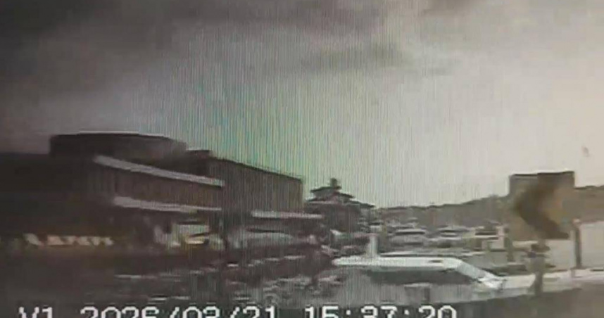 屏東恆春後壁湖外海21日下午發生溺水意外，女子一度無呼吸心跳，經搶救後恢復心跳並轉送高雄治療。（圖／翻攝畫面）