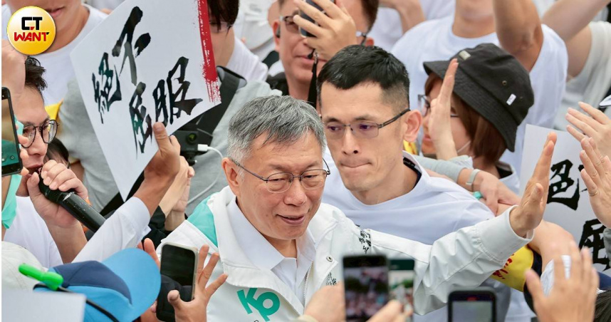 民眾黨創黨主席柯文哲赴台中逢甲夜市掃街，疑遭不明人士噴灑辣椒水，現場多人咳嗽。（圖／黃耀徵攝）