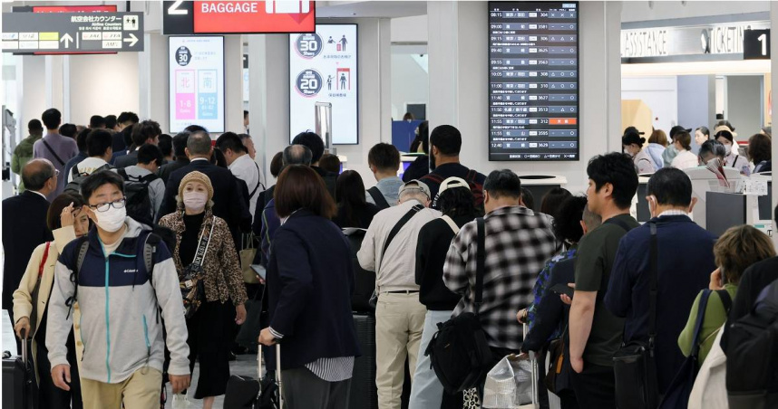 東京羽田機場21日清晨6時30分左右才剛發生航空管制系統當機事件。（圖／達志／美聯社）