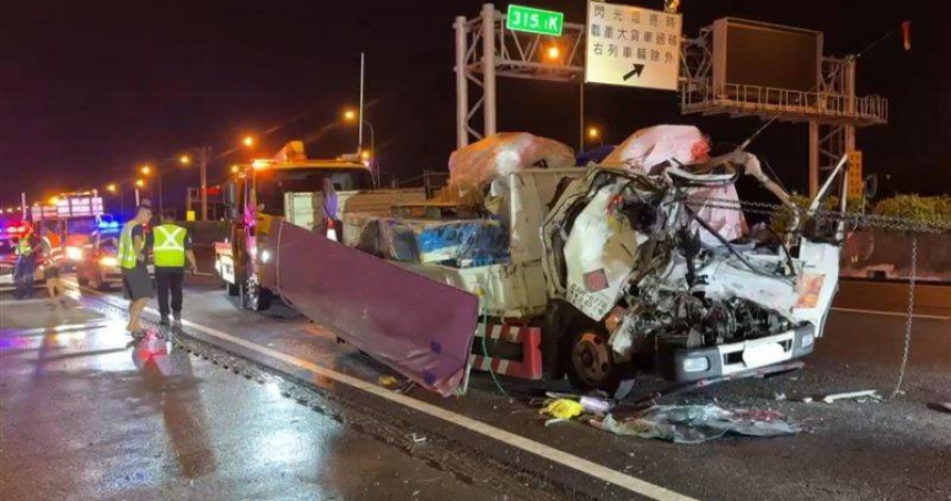 國道1號南向台南系統交流道附近14日深夜發生死亡車禍。（圖／翻攝畫面）