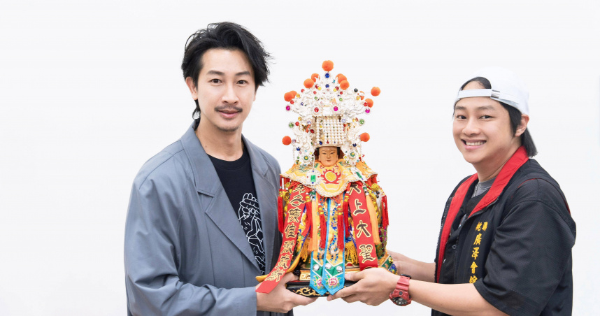 邱凱偉（左）為自己主演的電影《農曆三月二十三》包場，還特地邀請桃園大溪鳳山寺廣澤宮宮主賴銘偉出席。（圖：壹捌玖伍電影公司）。（圖／壹捌玖伍電影公司提供）