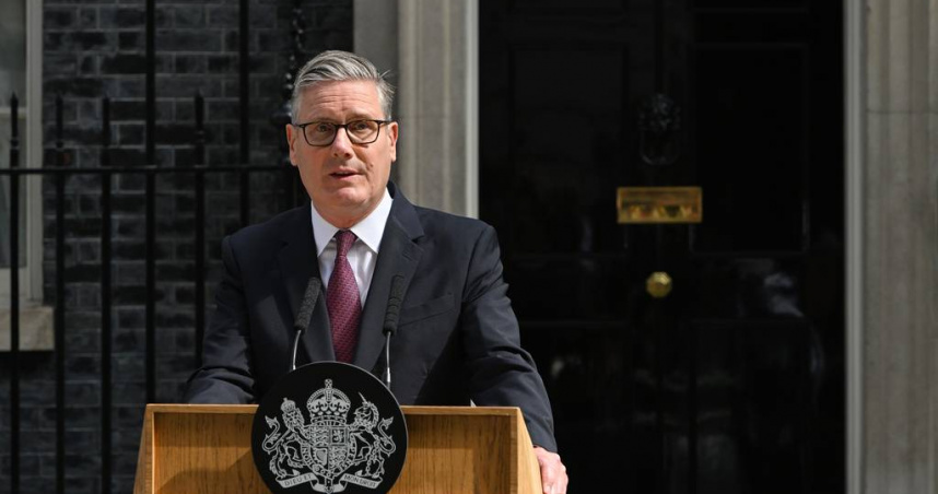 英國首相兼工黨黨魁施凱爾（Keir Starmer）22日宣布辭去首相及黨魁職務。（圖／達志／美聯社）